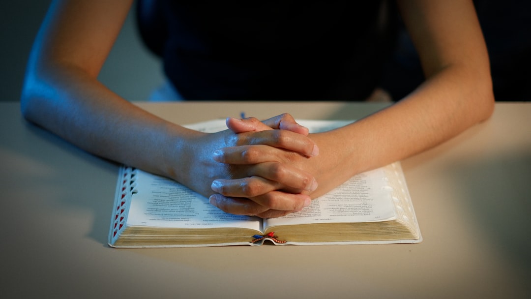 Rola kobiet w Biblii – przykłady i znaczenie biblijnych postaci